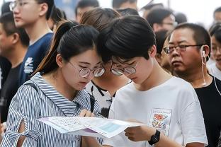 Siu！大批中国球迷在机场等C罗！有球迷当众直接做siu庆祝！